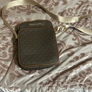 micheal kors crossbody sling bag